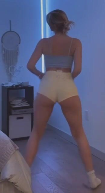 Faith shakin her ass in slowmo