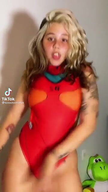 Not into cosplay girls, but damn she’s hot ???? (20 yo)