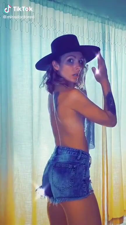 Back at it again with the napkin top