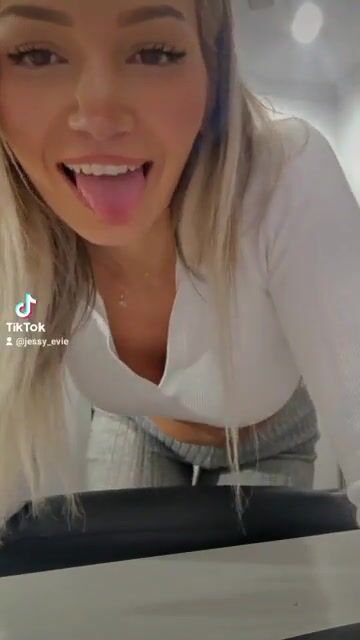 My pretty mouth belongs on your cock ????