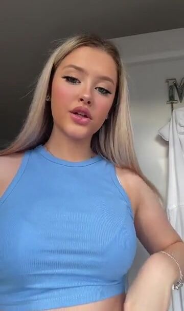 She is so hot wow, need someone to find her name