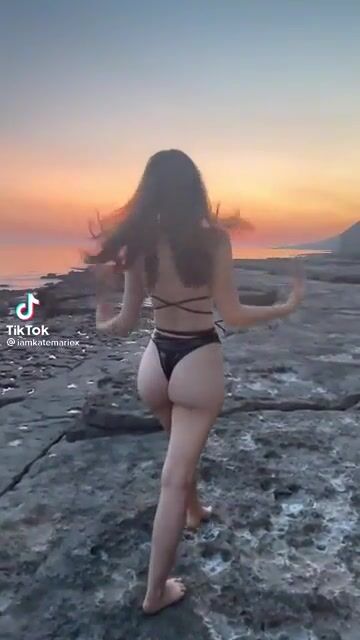 Impressive ass jiggle and nice body!