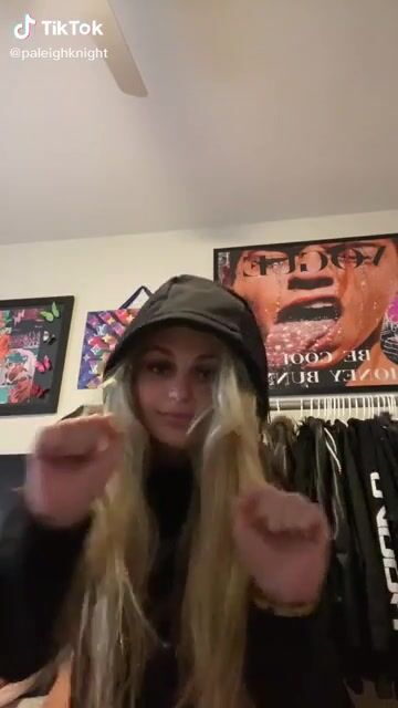 Her booty do be poking tho ????