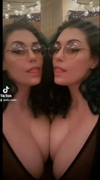 Being a weirdo is a tiktok trend, right? ????