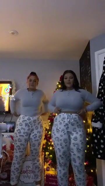The size and shake on both. Love trends in pj pants ????