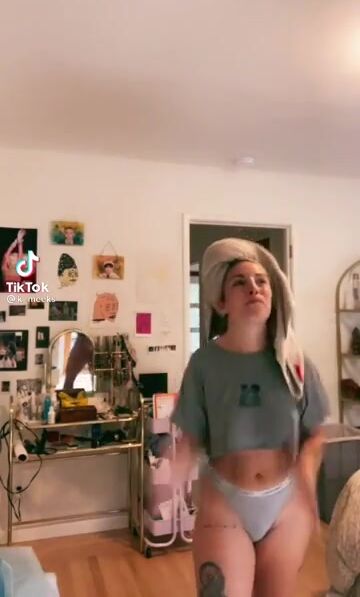 Love those thighs and that mirror