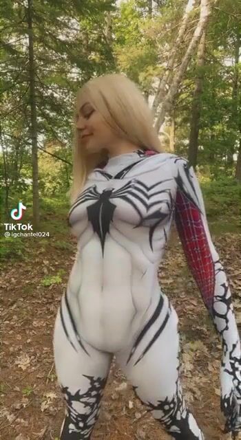 Venom Gwen Stacy throws it back