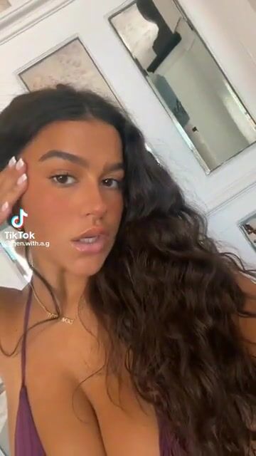 Love me a brunette with some skin complexion and BIG naturals who loves to flaunt herself