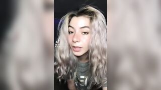 Love how she shakes her ass. ????