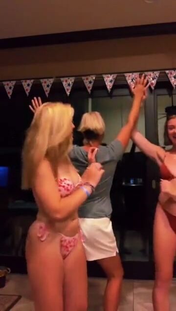 Blonde is cheeky ????