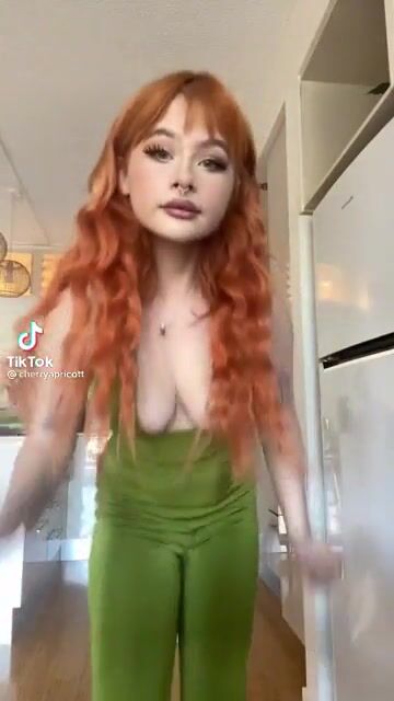 Juicy ginger jiggling her jugs