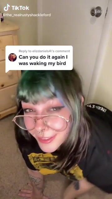 Goth shaking ass, imagine the backshots