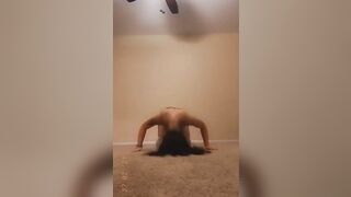 @xokxko with a headstand while flexing that booty.