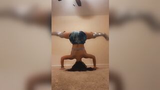 Sexy TikTok Girls: @xokxko with a headstand while flexing that booty. #2