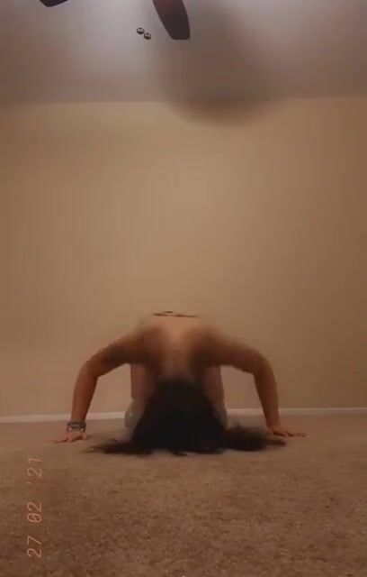 @xokxko with a headstand while flexing that booty.
