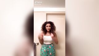 Sexy TikTok Girls: Omg look at her shake that thang.. she def my type #1