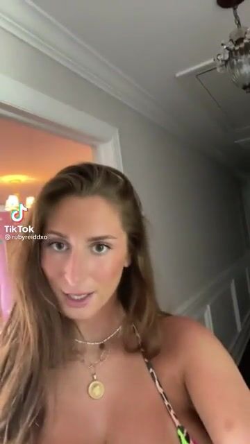 Look at her tits jiggle