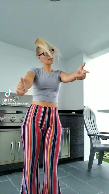 More women need to wear pants like these ????