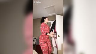 Sexy TikTok Girls: The way her ass flaps side ways #1