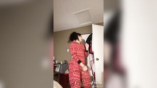 Sexy TikTok Girls: The way her ass flaps side ways #4