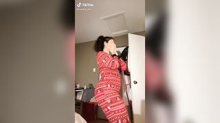 Sexy TikTok Girls: The way her ass flaps side ways #2