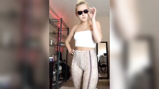Skinny white girl booty clapping