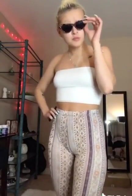 Skinny white girl booty clapping