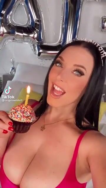 Cupcake ???? whipped cream ???? strawberry ????