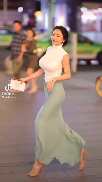 Chinese Street fashion boob jiggle