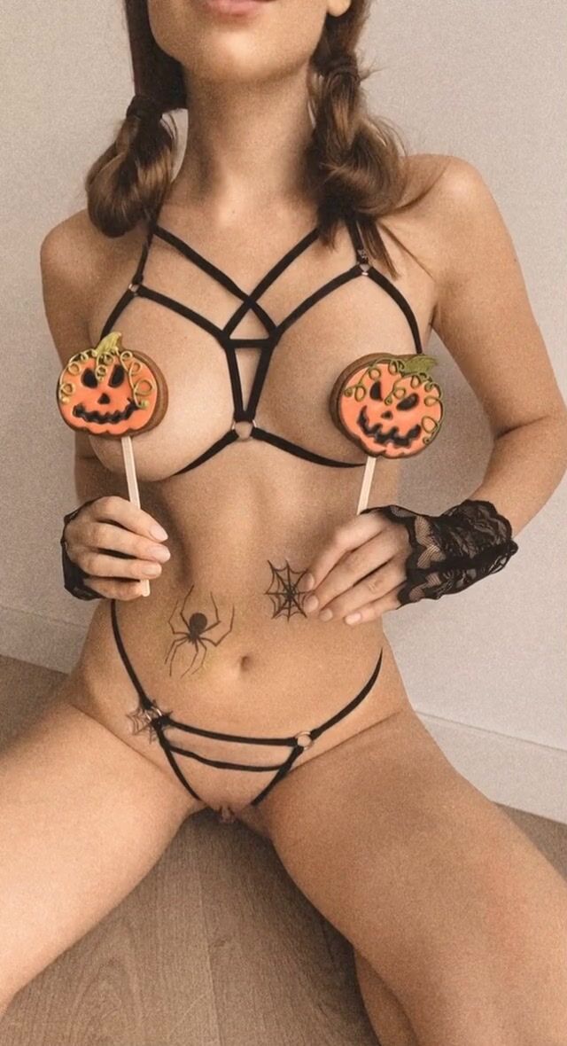 Happy Halloween ???? Let me be your slut for that night ????