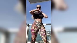 TikTok Hotties: Thick Cake in Yoga Pants #2