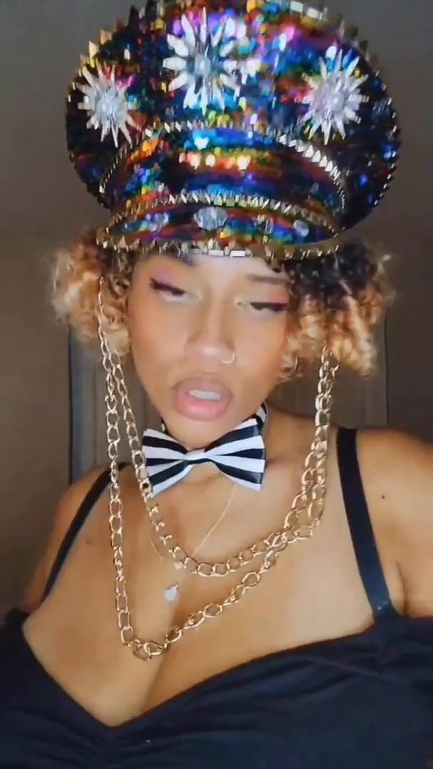 my big titty gf that looks like nicki minaj ????