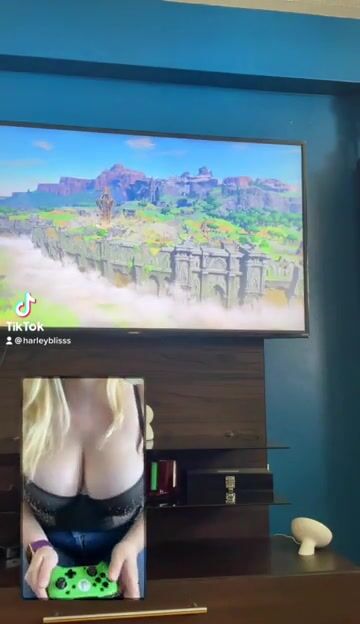 Harleyblisss - Do you like busty gamers?