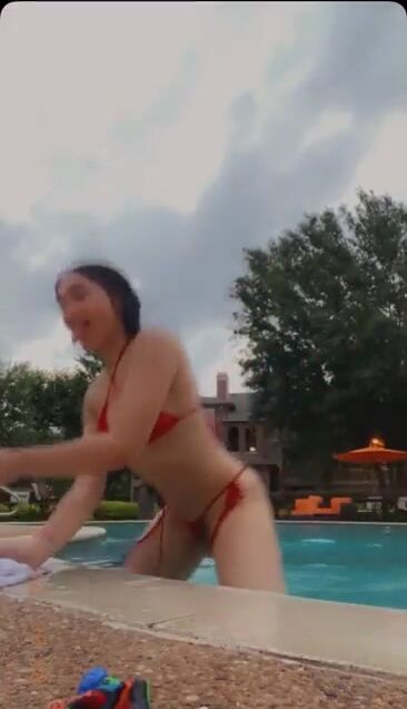 @xokxko twerking in the pool, look at that splash ????