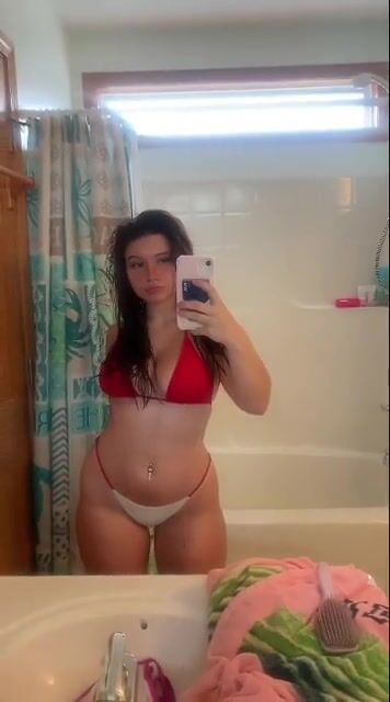 A quick compilation of @b1gsoph and her hips