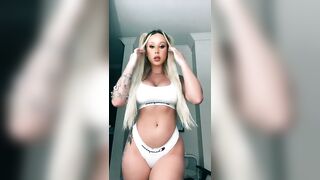 Sexy TikTok Girls: Soooo thick #1