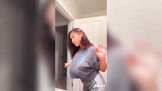 Sexy TikTok Girls: Bouncin' in a crop top #4