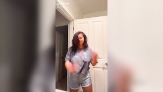 Sexy TikTok Girls: Bouncin' in a crop top #2