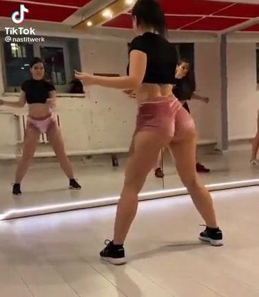 She sure knows how to work that ????????