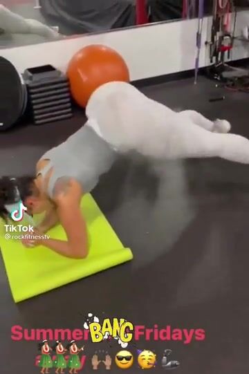 Girls do stuff like this at the gym and get mad when you stare ????