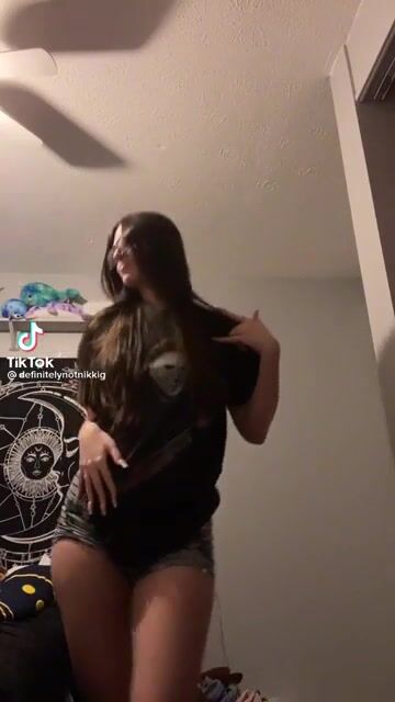 She shakes it too good