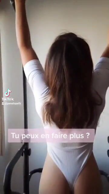 This girl is just doing pull ups with a great ass