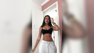 Sexy TikTok Girls: she movin thoe hips #2