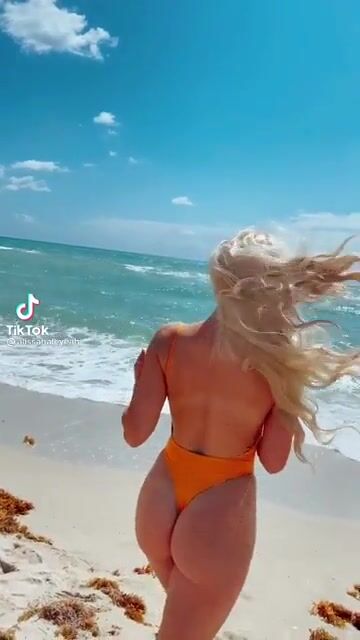 Look at the beautiful PAWG ????????