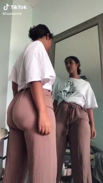Look at the dump truck ass on her ????