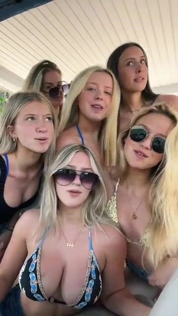 look at those titties ????