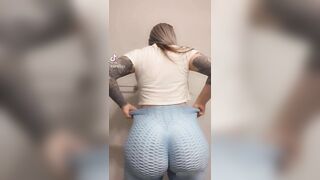 Pawg struggles with leggings