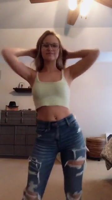 I love this tiktok thot. She loves to show of her body.