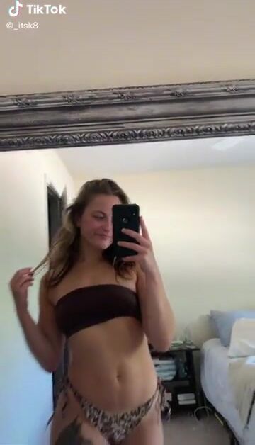 Massive booty and tattoos ????