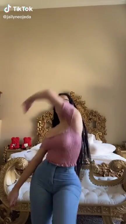 She got som curvessss